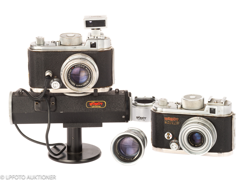 Lot with two Robot cameras and accessories