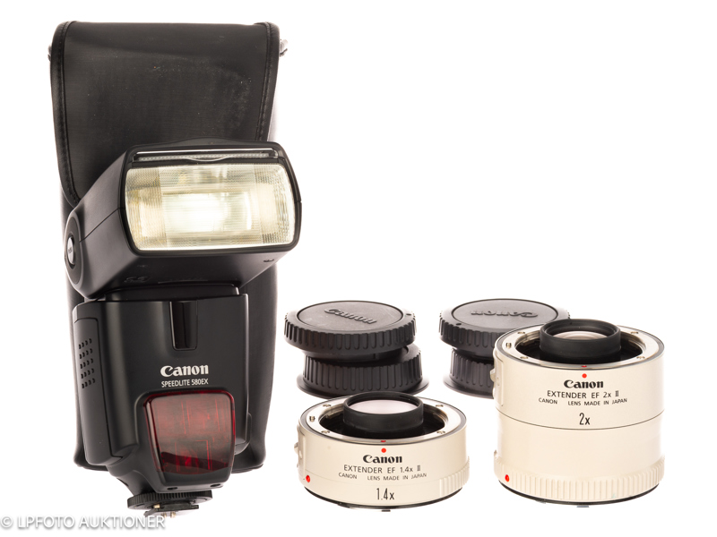 Lot with Canon Speedlite 580EX No.373568 and two extenders