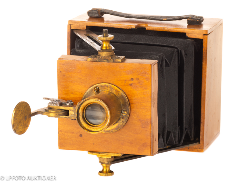 Wooden camera 6x8cm (1213)